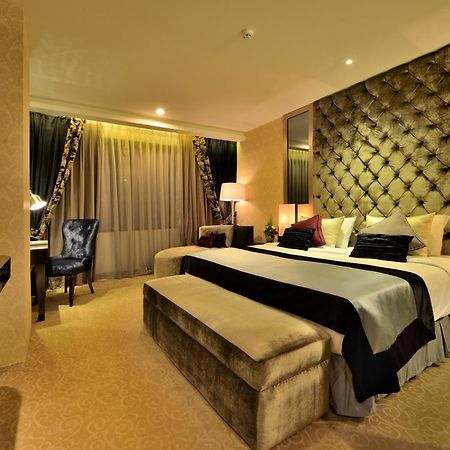 Amaroossa Grande Hotel Bekasi Exterior photo