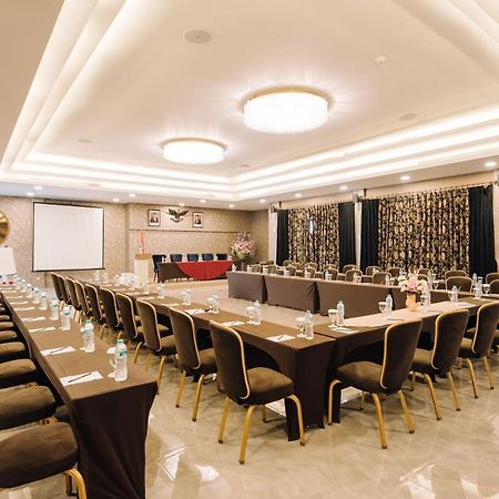 Amaroossa Grande Hotel Bekasi Exterior photo
