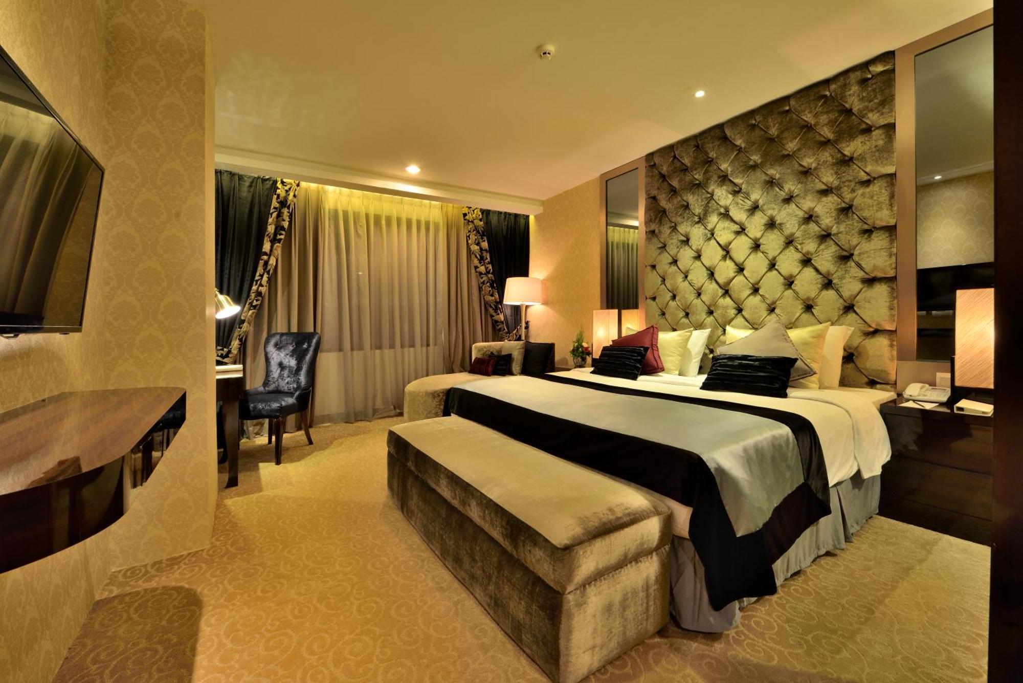 Amaroossa Grande Hotel Bekasi Exterior photo