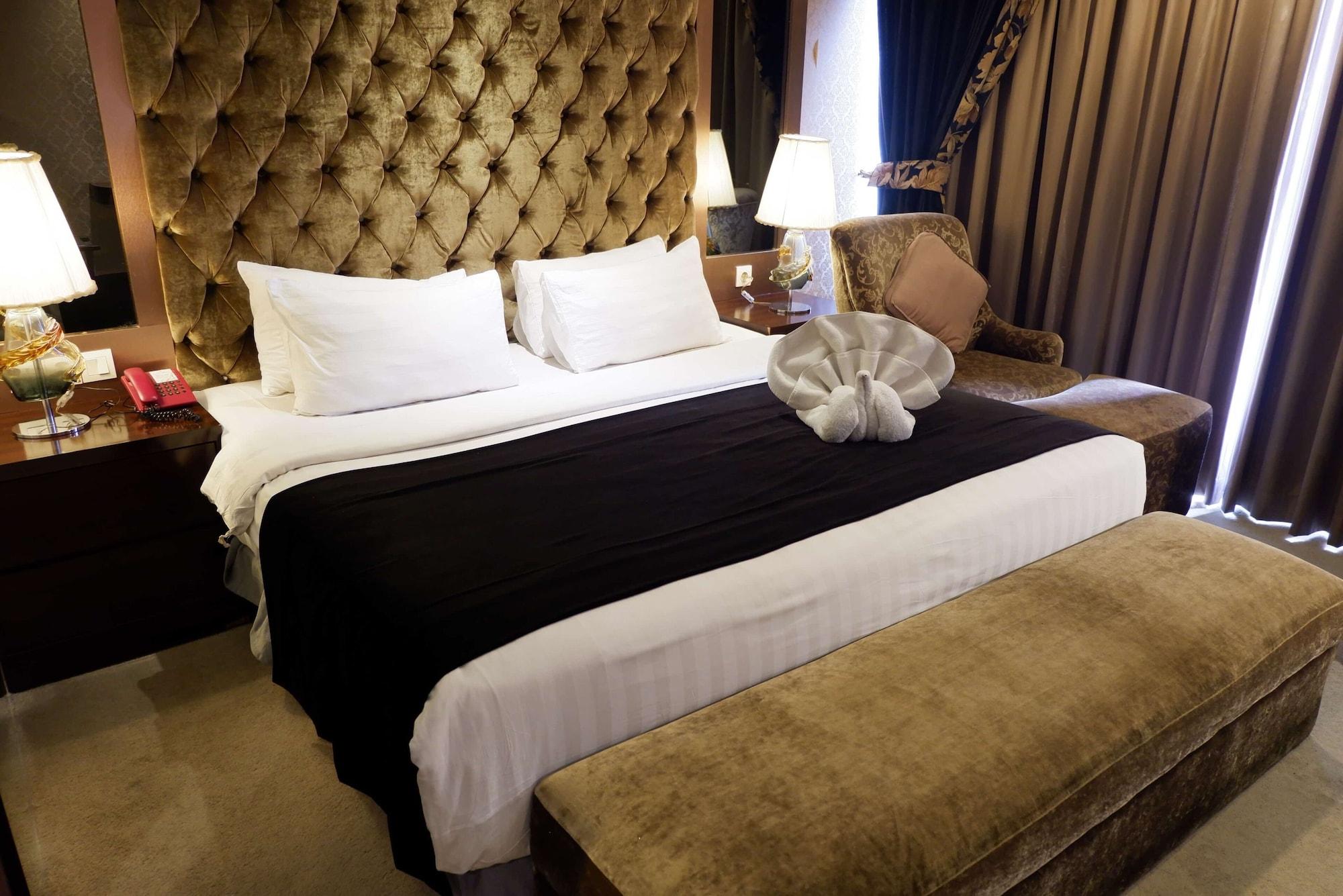 Amaroossa Grande Hotel Bekasi Exterior photo