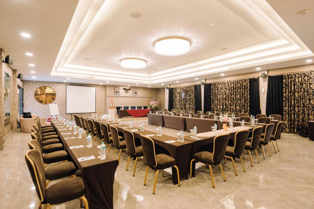 Amaroossa Grande Hotel Bekasi Exterior photo