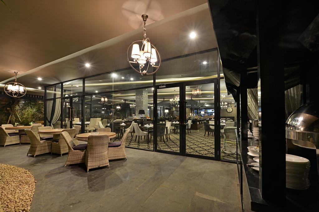 Amaroossa Grande Hotel Bekasi Exterior photo