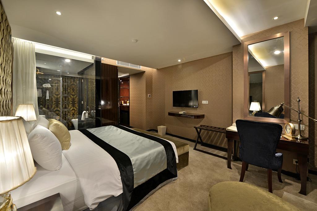 Amaroossa Grande Hotel Bekasi Exterior photo