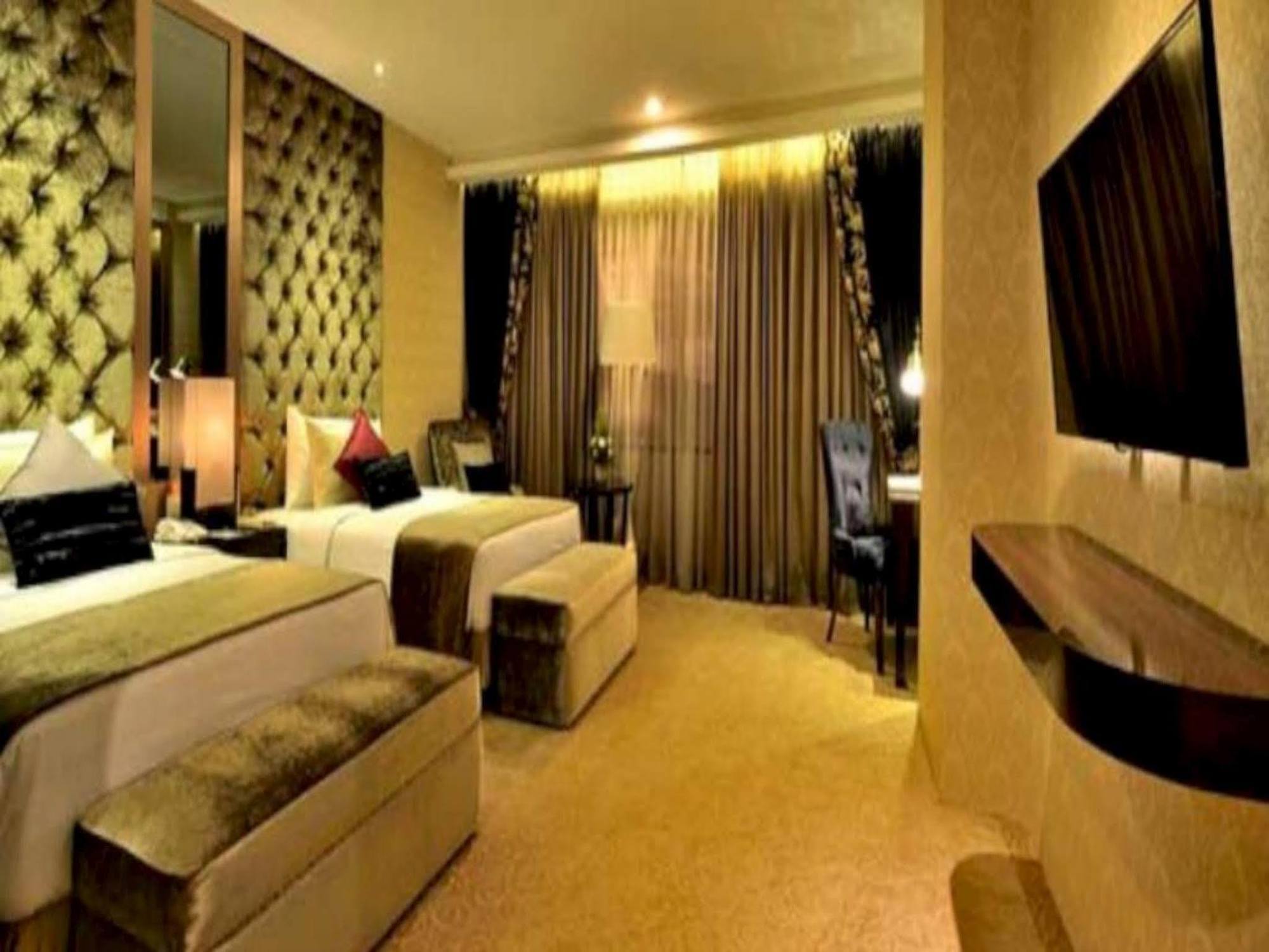 Amaroossa Grande Hotel Bekasi Exterior photo