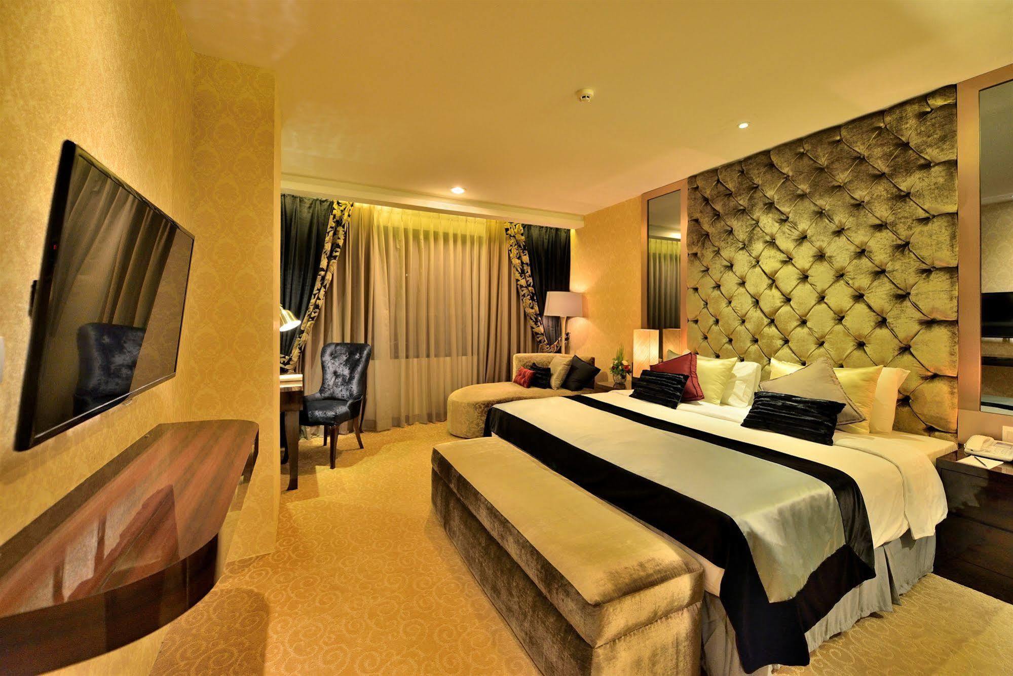 Amaroossa Grande Hotel Bekasi Exterior photo