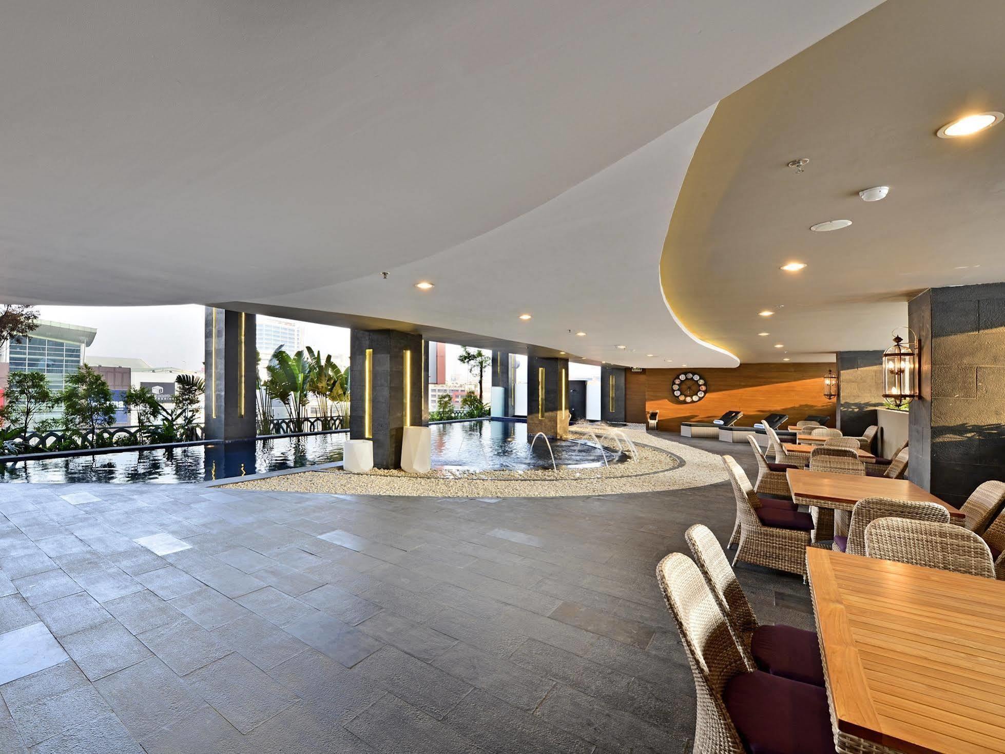 Amaroossa Grande Hotel Bekasi Exterior photo