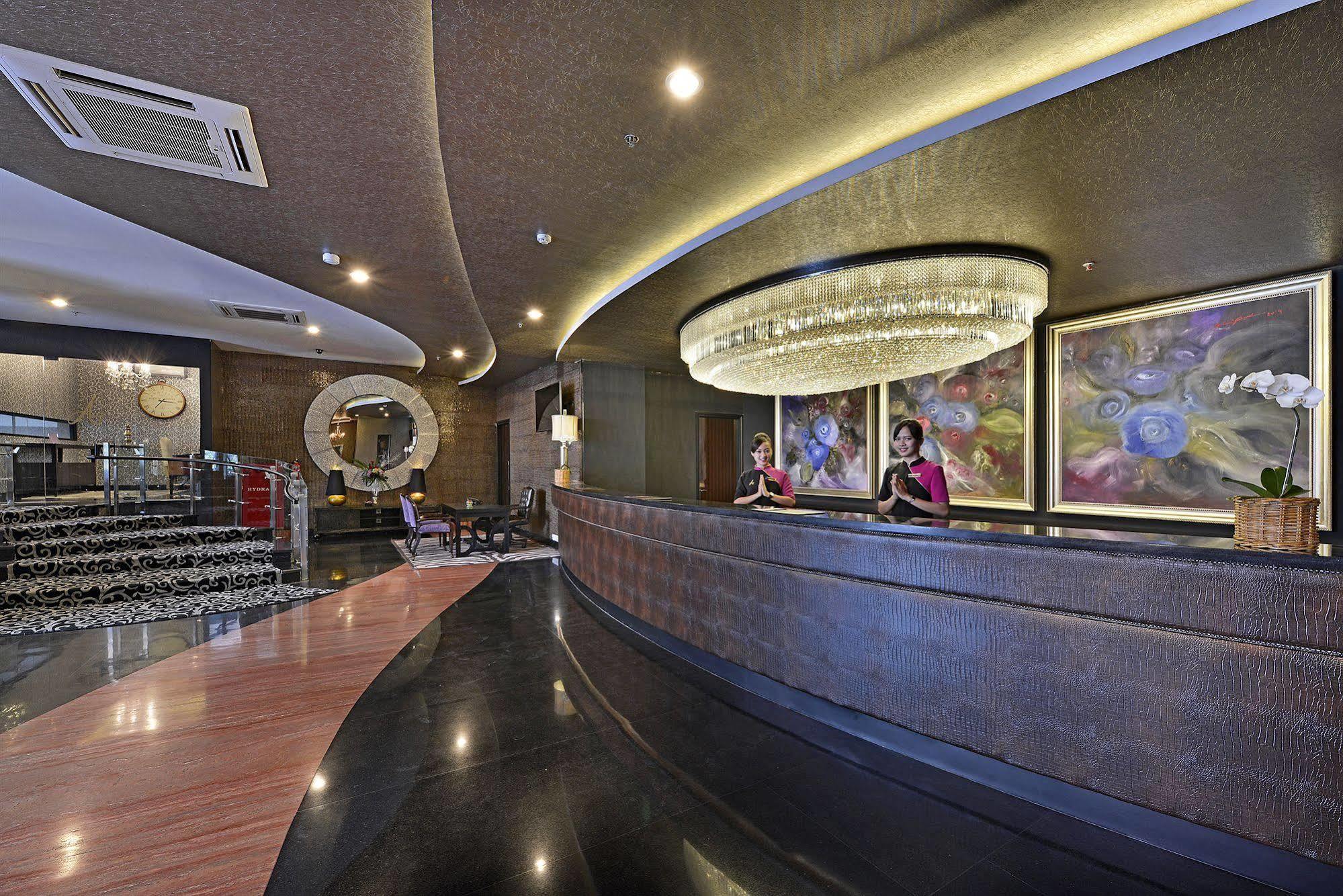 Amaroossa Grande Hotel Bekasi Exterior photo