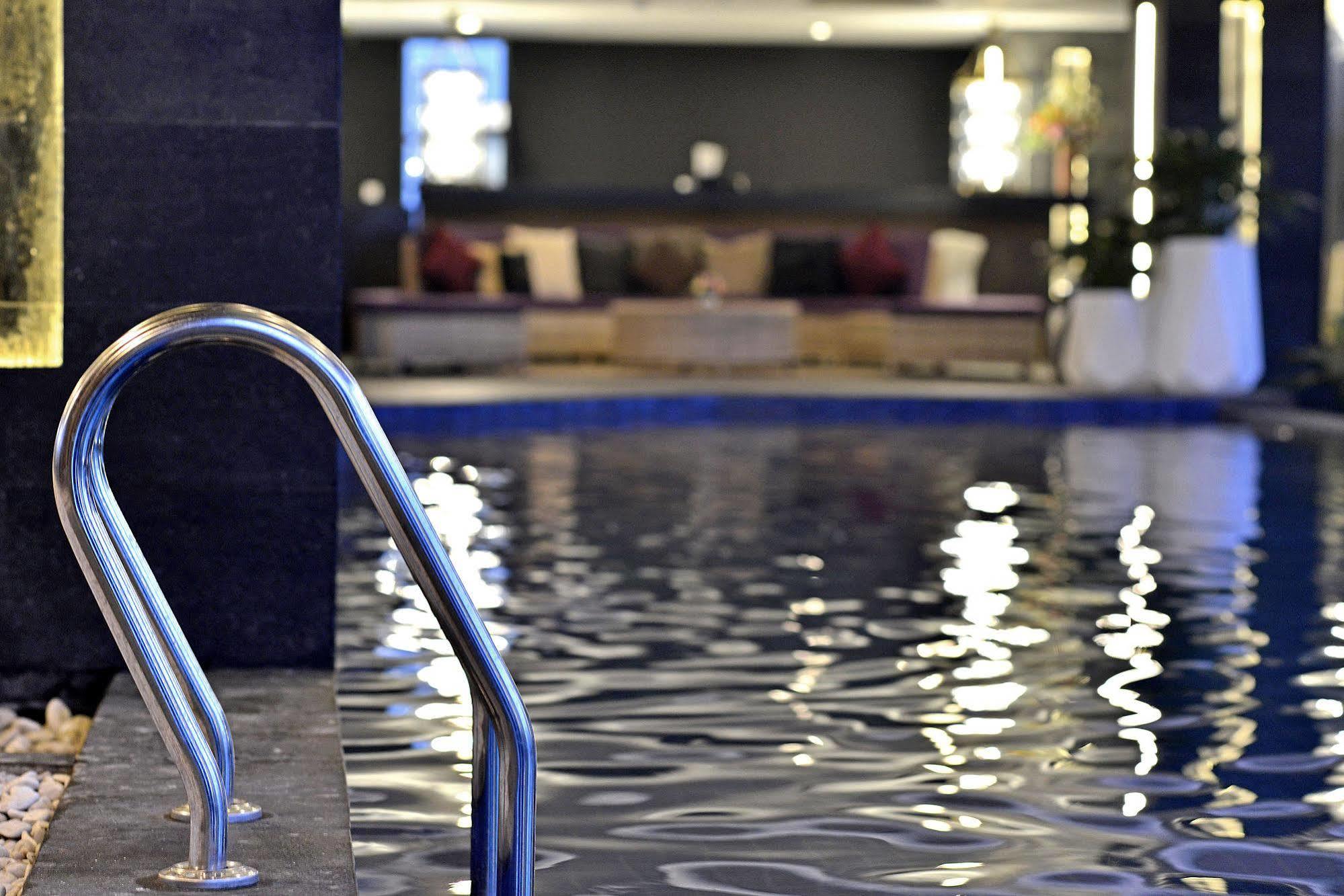 Amaroossa Grande Hotel Bekasi Exterior photo