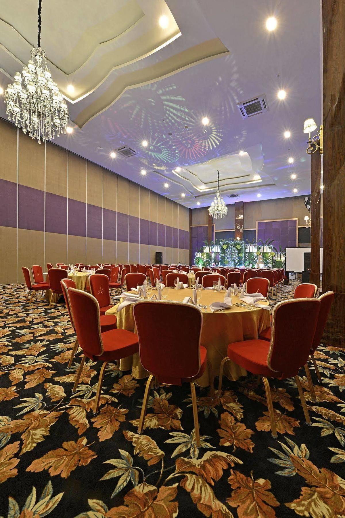 Amaroossa Grande Hotel Bekasi Exterior photo